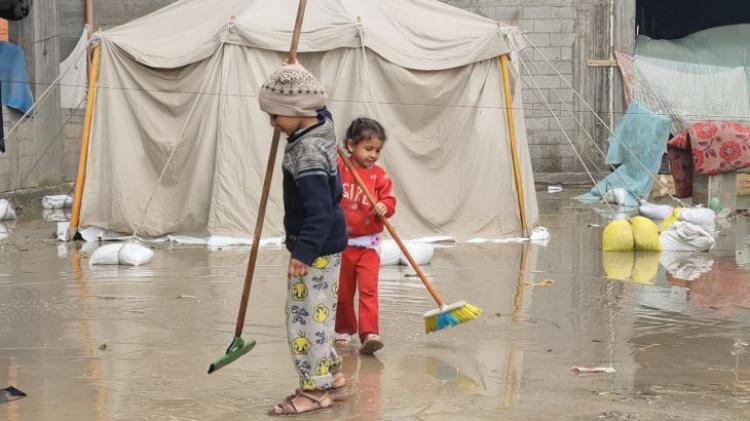نازحو غزة يواجهون الطقس في العراء