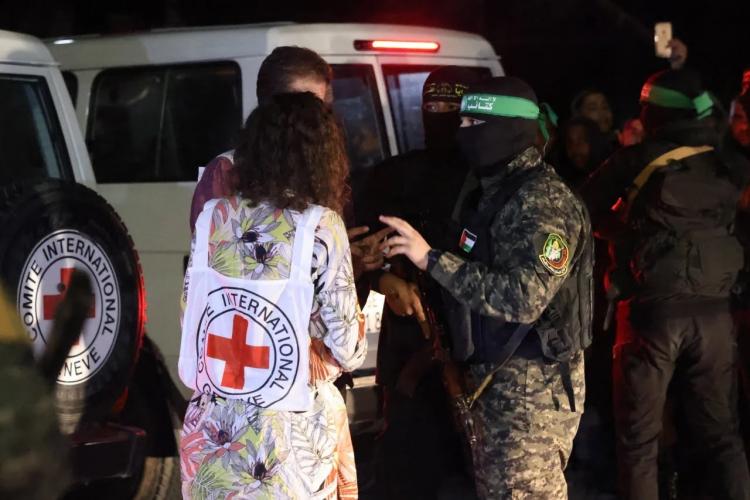 مقاتل من القسام مع موظفي الصليب الاحمر Getty Images
