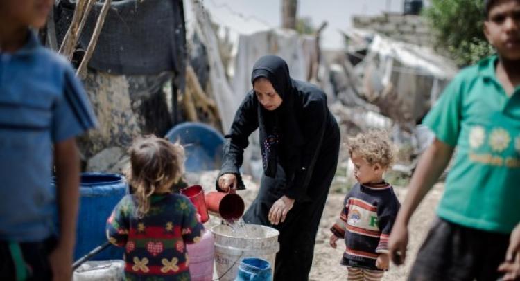 نازحو غزة يواجهون الطقس في العراء