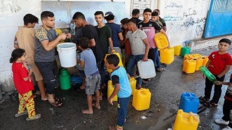 مواطنون يحاولون الحصول على ماء