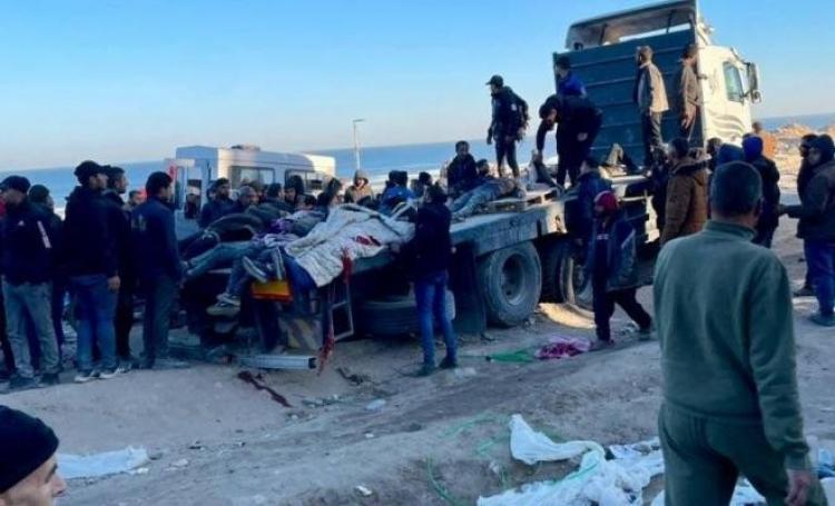 مواطنون يحاولون نقل الشهداء والجرحى على متن شاحنة