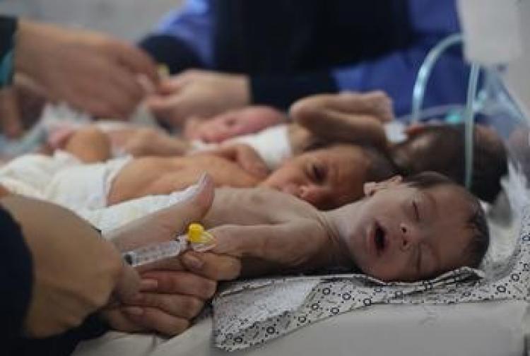 UNICEF/Eyad El Baba مواليد جدد في مستشفى الشفاء بصدد الإخلاء إلى الجنوب.