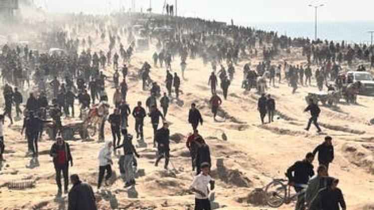 فلسطينيون ينتظرون المساعدات في غزة (أرشيفية- أسوشييتد برس)