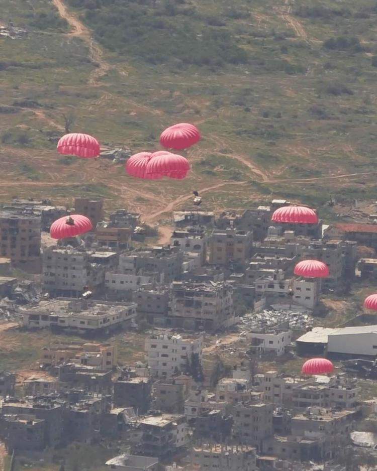 اسقاط النساعدات فوق شمال غزة