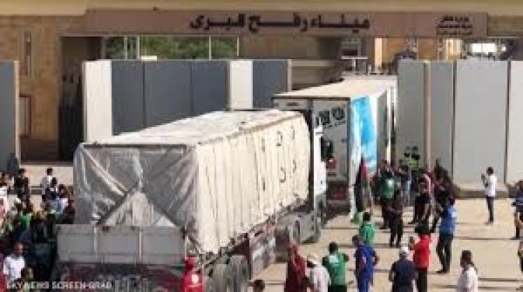 شاحنة مساعدات تنتظر الدخول الى قطاع غزة