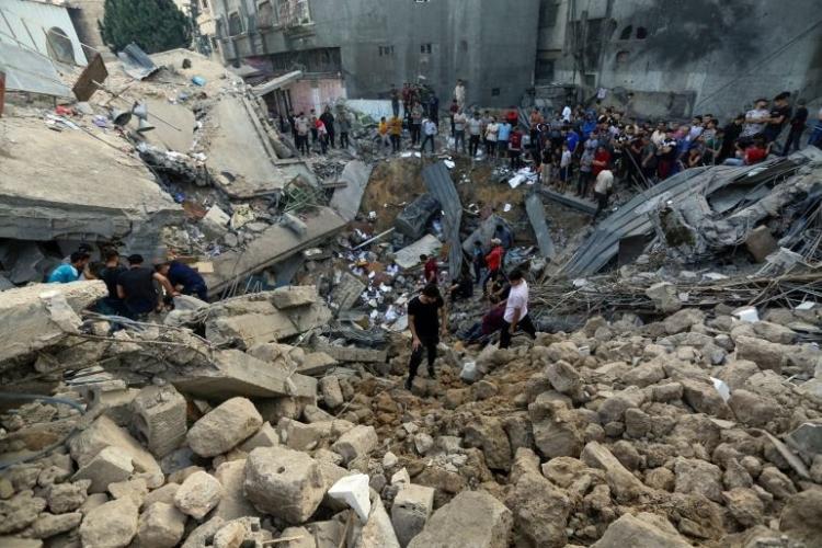 فلسطينيون يتفقدون الموقع الذي كانت توجد فيه كنيسة الروم الأرثوذكس التي دمرت بغارة إسرائيلية على غزة أمس الجمعة (أسوشيتد برس)