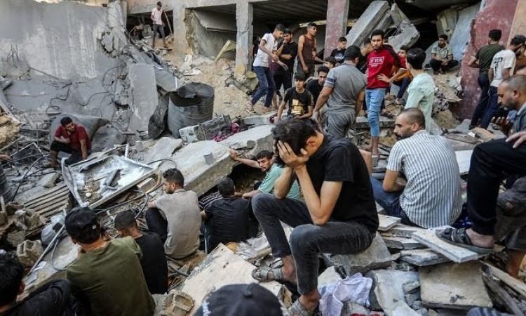 مواطنون على انقاض بيوتهم في قطاع غزة