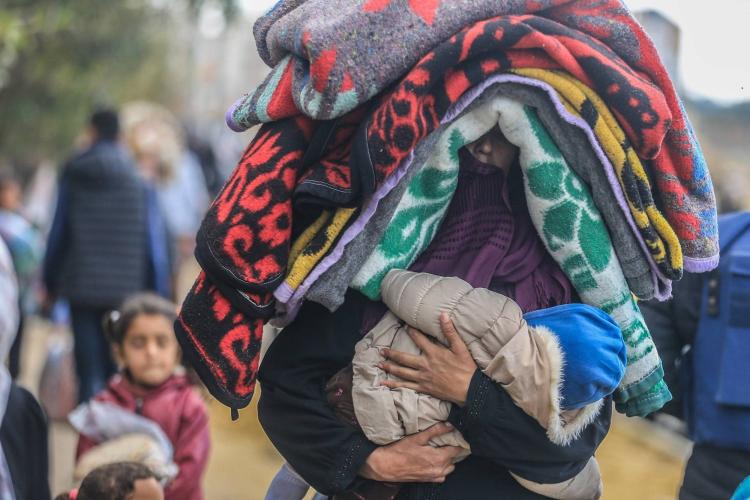 سيدة فلسطينية تنزح من مستشفى ناصر