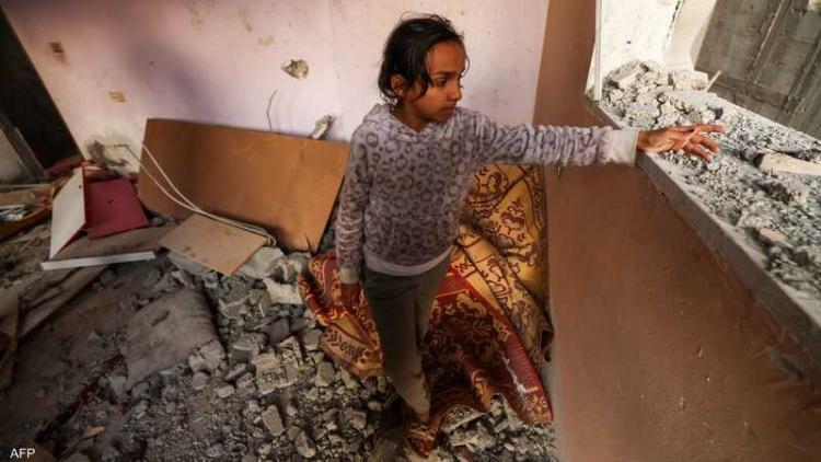فتاة فلسطينية تعاين منزل دمرته ضربات إسرائيلية الاثنين