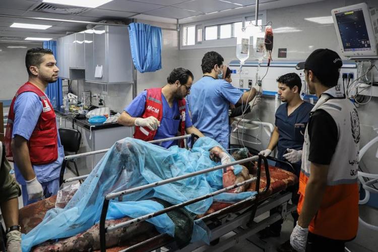 أطباء في غزة يحاولون انقاذ أحد الجرحى
