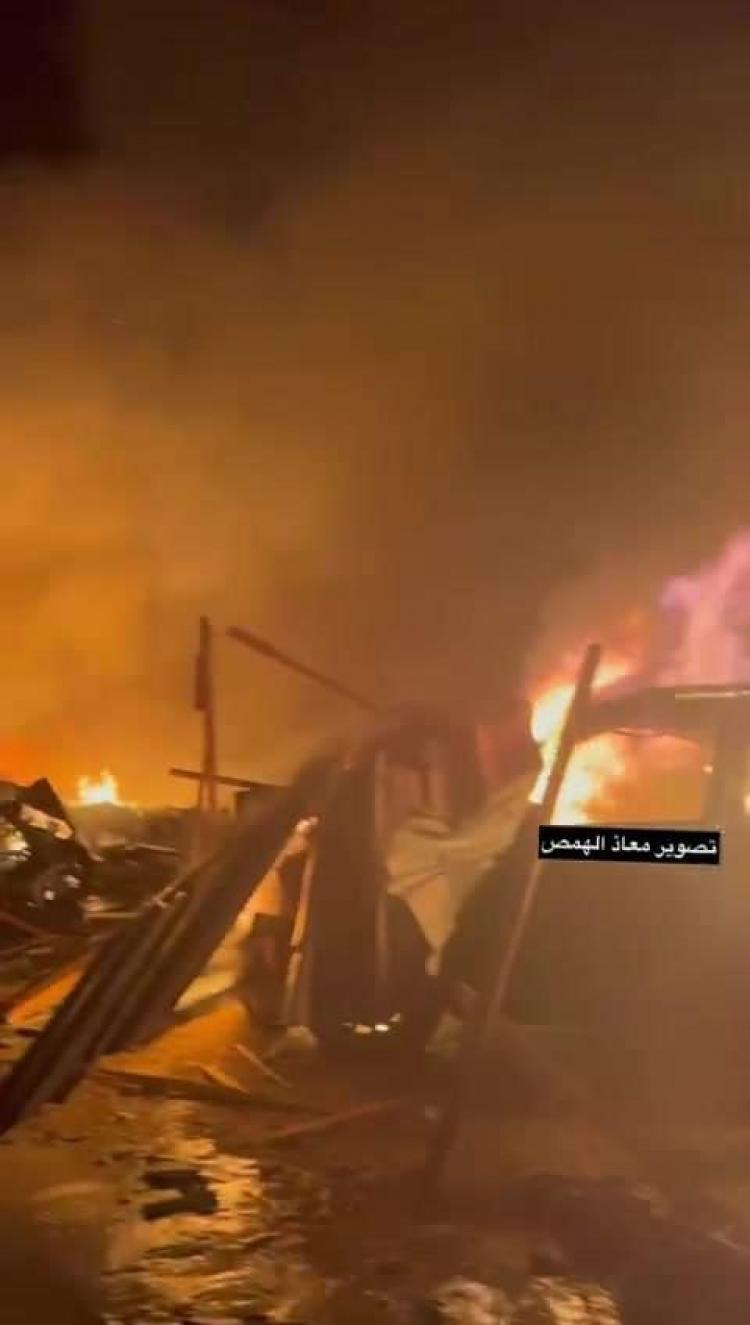 النيران تلتهم خيام النازحين جراء استهداف طيران الاحتلال
