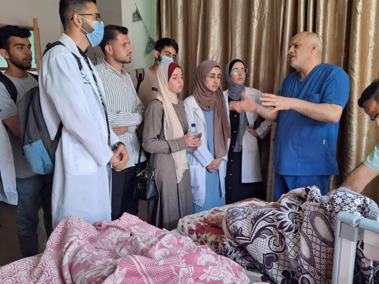 طلبة كلية الطب يتابعون التدريب السريري