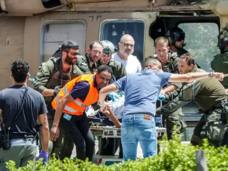 إجلاء جريح من مروحية تابعة لسلاح الجو الإسرائيلي أثناء هبوطها في أراضي مركز شيبا تل هاشومير الطبي في رمات جان في أعقاب تحرير محتجزين في مخيم النصيرات بوسط غزة. 8 يونيو 2024 - AFP