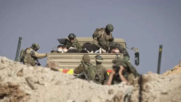 جنود إسرائيليون يحتجزون فلسطينيين معصوبي الأعين في شاحنة في حي الزيتون 19 نوفمبر 2023 AFP - MAHMUD HAMS