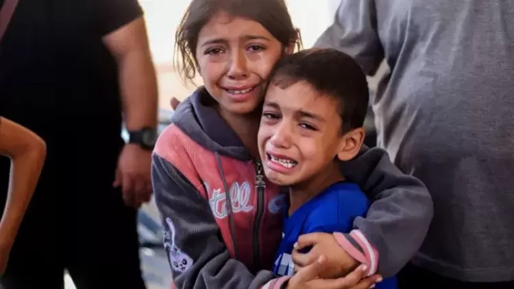 أطفال غزة يعانون أوضاعًا إنسانية صعبة جراء العدوان على غزة - أرشيفية