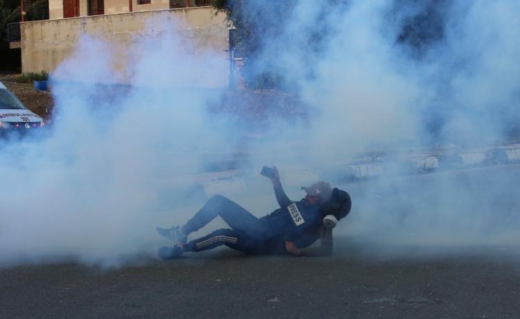 صحفي فلسطيني القى عليه جيش الاحتلال قنبلة غاز