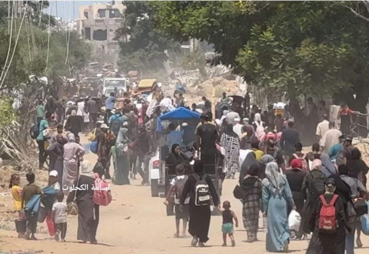 مواطنوان ينزحون من بيوتهم في خان يونس