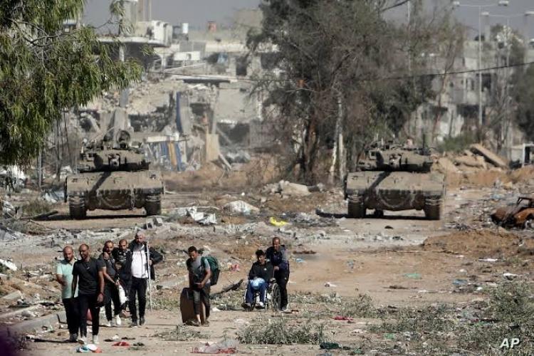 دبابات الاحتلال تلاحق مواطنين في قطاع غزة