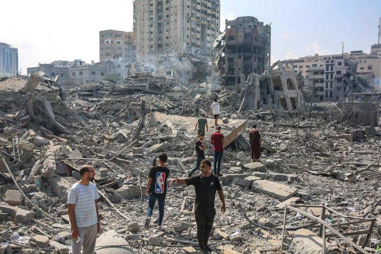مواطنون يتفقدون ممتلكاتهم عقب القصف الاسرائيلي