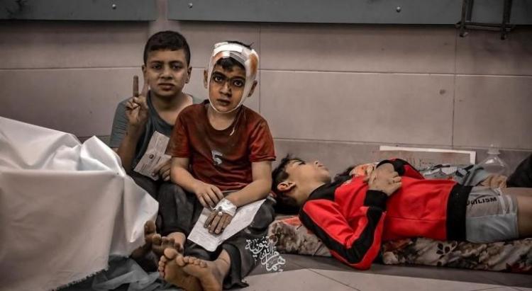 أطفال جرحى في أحد مستشفيات القطاع