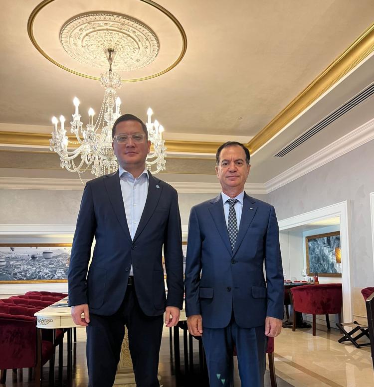 السفير منتصر أبو زيد مع المسؤول الكازاخستاني