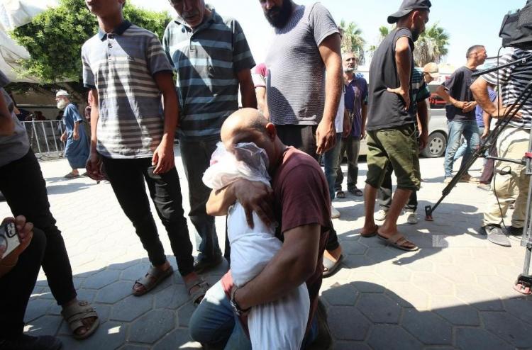 وداع وتشييع جثامين شهداء مجزرة مدرسة خديجة في دير البلح وسط قطاع غزة