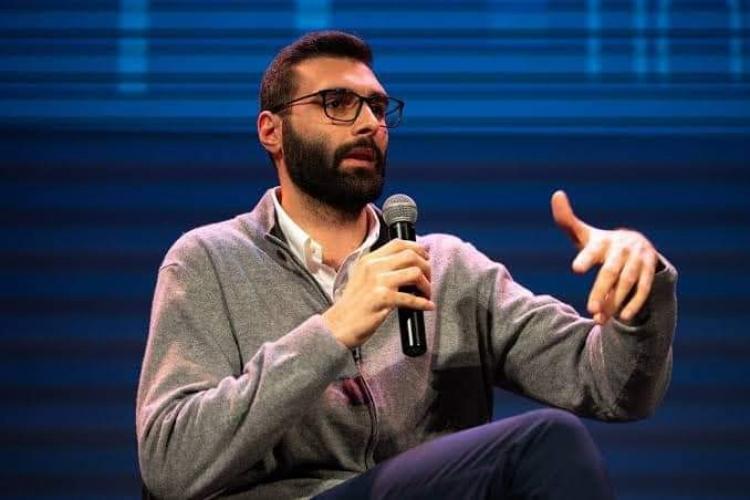 الصحفي معتز عزايزة