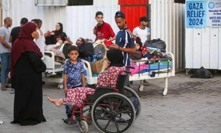 مرضى ينزحون من مستشفى شهداء الاقصى عقب طلب جيش الاحتلال باخلاء المنطقة