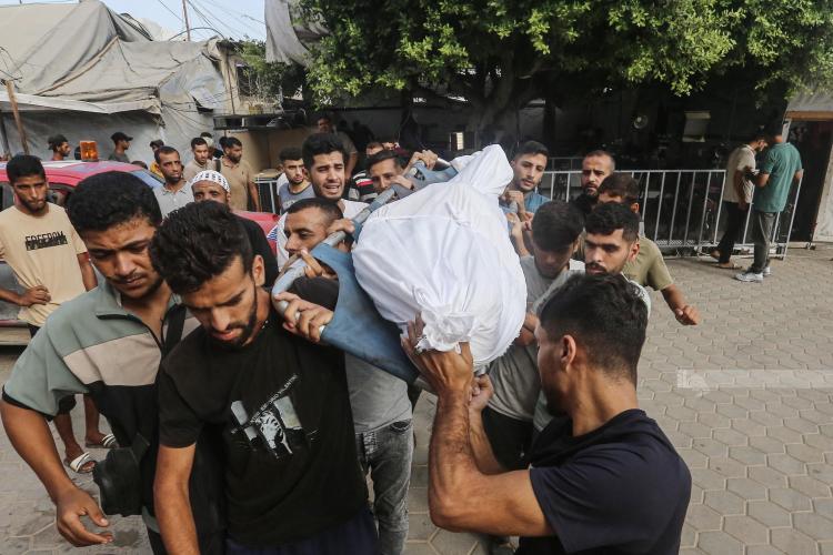 مواطنون يشيعون عدد من الشهداء في مستشفى شهداء الأقصى بدير البلح وسط قطاع غزة