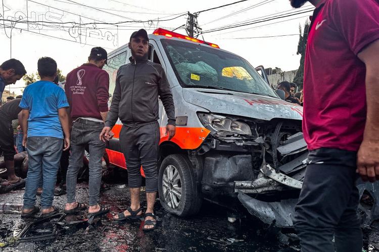 أشخاص يتجمعون حول سيارة إسعاف تعرضت لهجوم أمام مستشفى الشفاء في مدينة غزة في 3 نوفمبر 2023- تصوير: مؤمن الحلبي