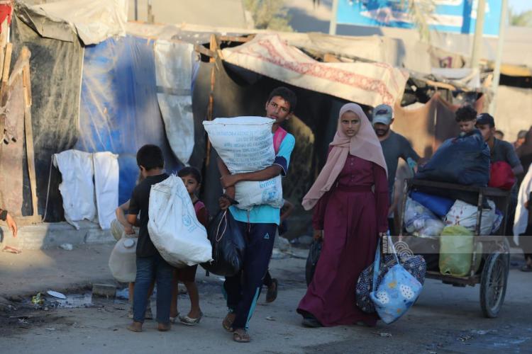 مواطنون ينزحون قسرا من منطقة محيط مستشفى شهداء الاقصى بدير البلح جراء عدوان الاحتلال الإسرائيلي المتواصل على قطاع غزة