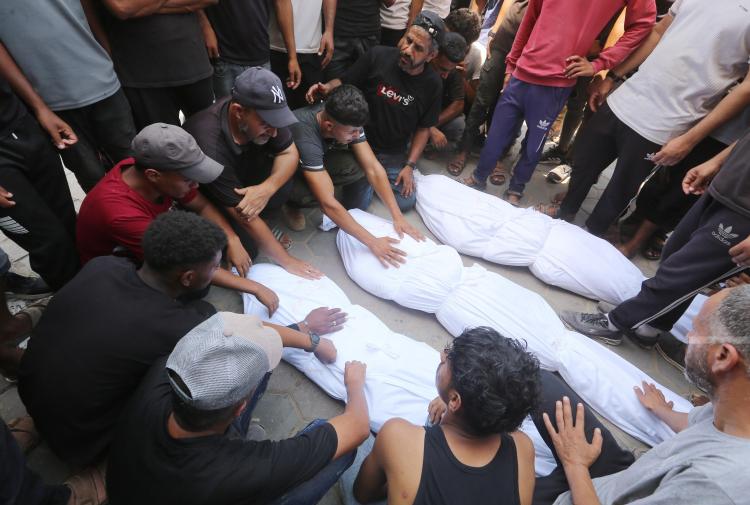 وداع وتشييع أم وأطفالها الخمسة من عائلة أبو زيد استشهدوا في قصف الاحتلال على مخيم البريج