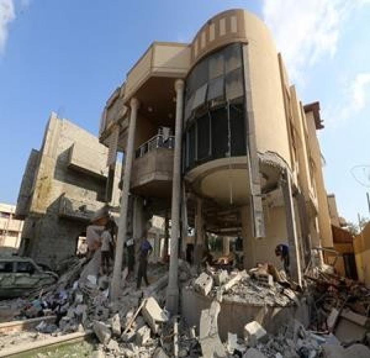 مواطنون يتفقدون الدمار جراء قصف الاحتلال على مخيم النصيرات وسط قطاع غزة