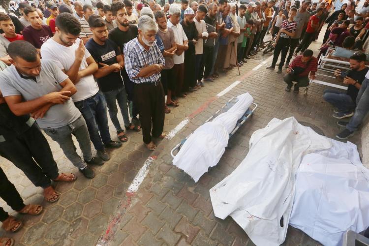 مواطنون يشيعون عدد من الشهداء في مستشفى شهداء الأقصى بدير البلح وسط قطاع غزة