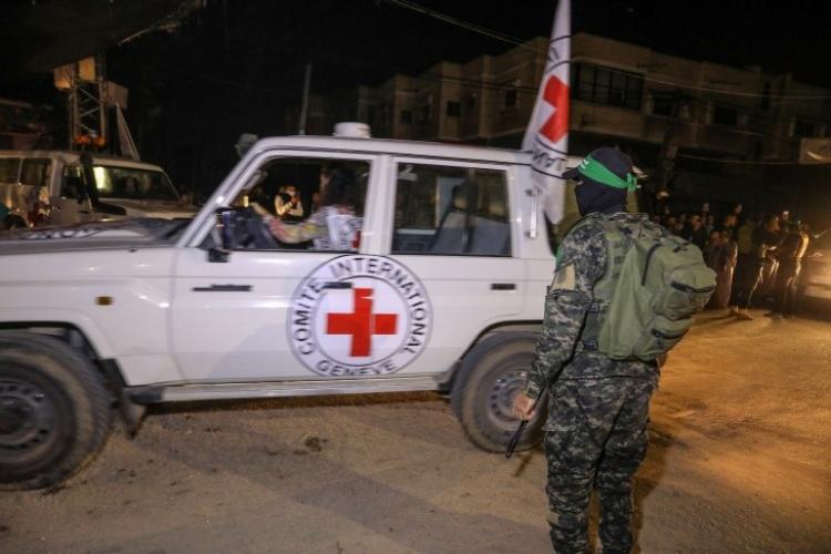 أحد عناصر القسام خلال صفقة التبادل