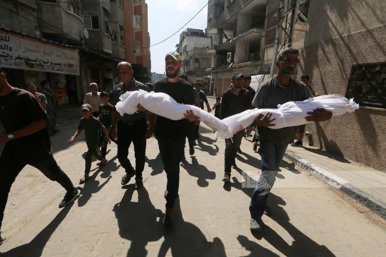 وداع وتشييع جثماني الطفلتين ميرة عيد (3 أعوام) ومسك عيد (5 أعوام) اللتين استشهدتا بقصف الاحتلال في مخيم النصيرات وسط قطاع غزة