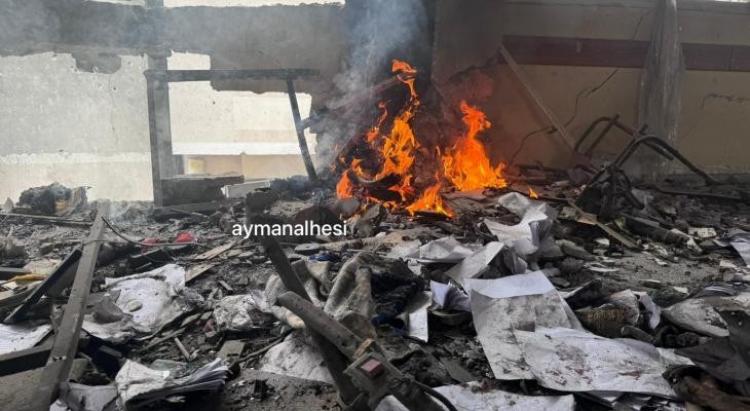 اللحظات الأولى من قصف مدرسة كفر قاسم في مخيم الشاطئ غربي مدينة غزة