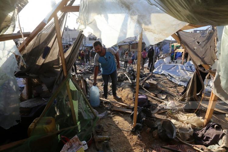 مواطنون يتفقدون الخيام عقب قصف الاحتلال