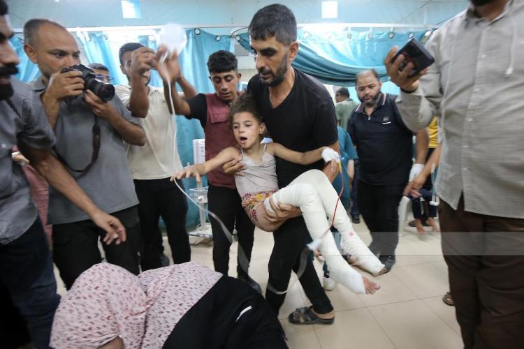 نقل عدد من الجرحى جراء القصف الإسرائيلي إلى مستشفى شهداء الأقصى في دير البلح وسط قطاع غزة