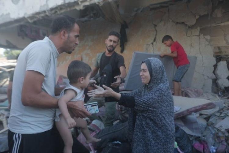 مواطنون في غزة عقب قصف جيش الاحتلال منازلهم