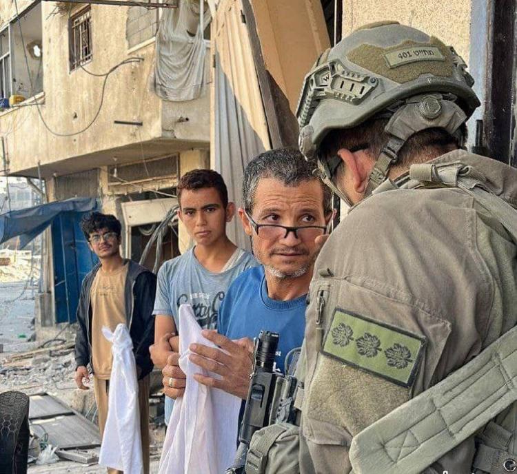 صورة العقيد قائد اللواء "401" أثناء تنكيله بالمدنيين في مخيم جباليا.. قتلته كتائب القسام اليوم في كمينٍ لها
