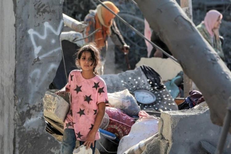 طفلة بين الركام والخيام في فطاع غزة