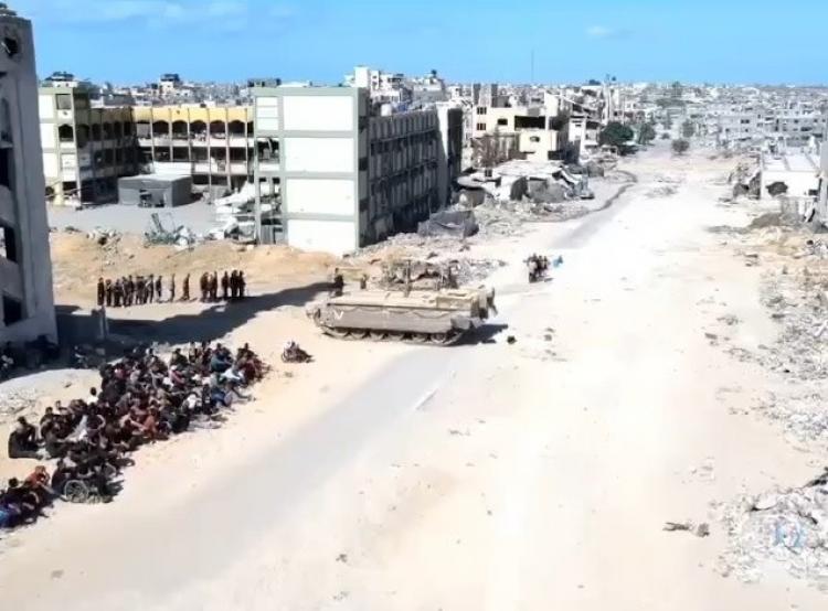 قوات الاحتلال تحتجز مواطنين في شمال غزة
