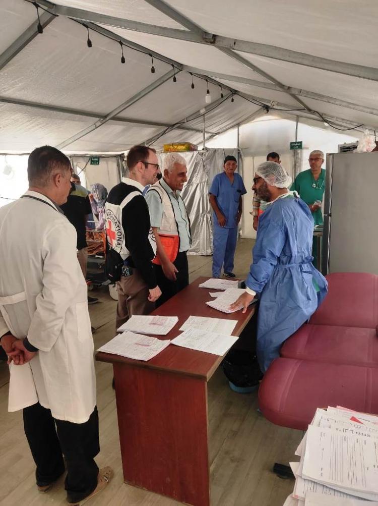 جانب من زيارة الصليب الأحمر لجمعية الهلال الأحمر الفلسطيني بخانيونس