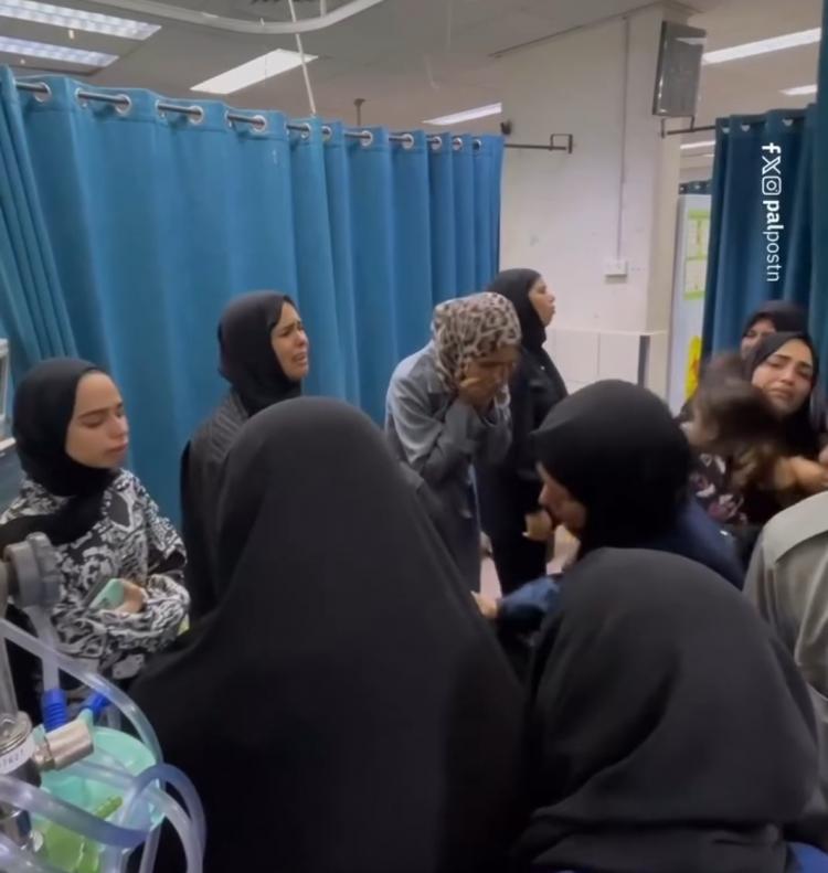 أهالي الشهداء يودعون بالدموع والقهر فلذات أكبادهم الذين ارتقوا في مجزرة الاحتلال على مخيم طولكرم