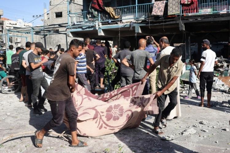 مواطنون يحملون جثامين شهداء في قطاع غزة