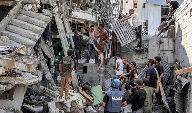 مواطنون يتفقدون منازلهم عقب القصف الاسرائيلي