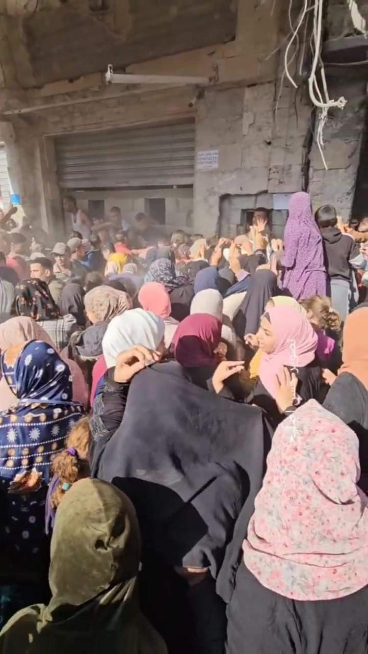 طوابير طلبا للغذاء في قطاع غزة