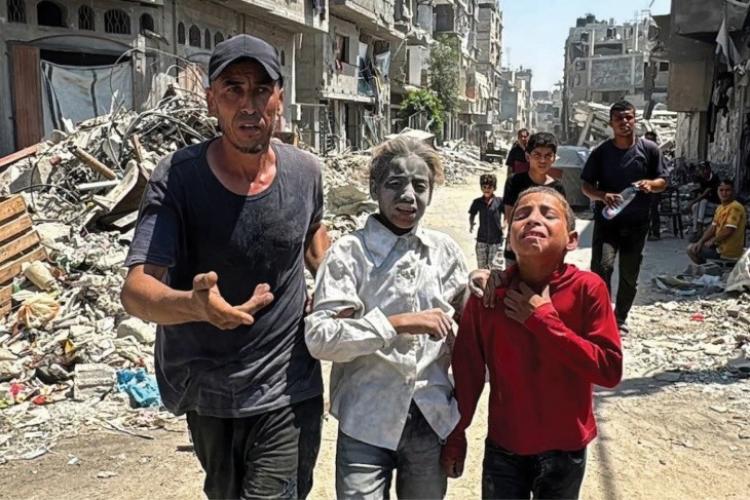 اطفال خرجوا من تحت انقاض منازلهم بعد القصف الاسرائيلي