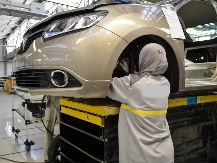 مغربية في مصنع سيارات